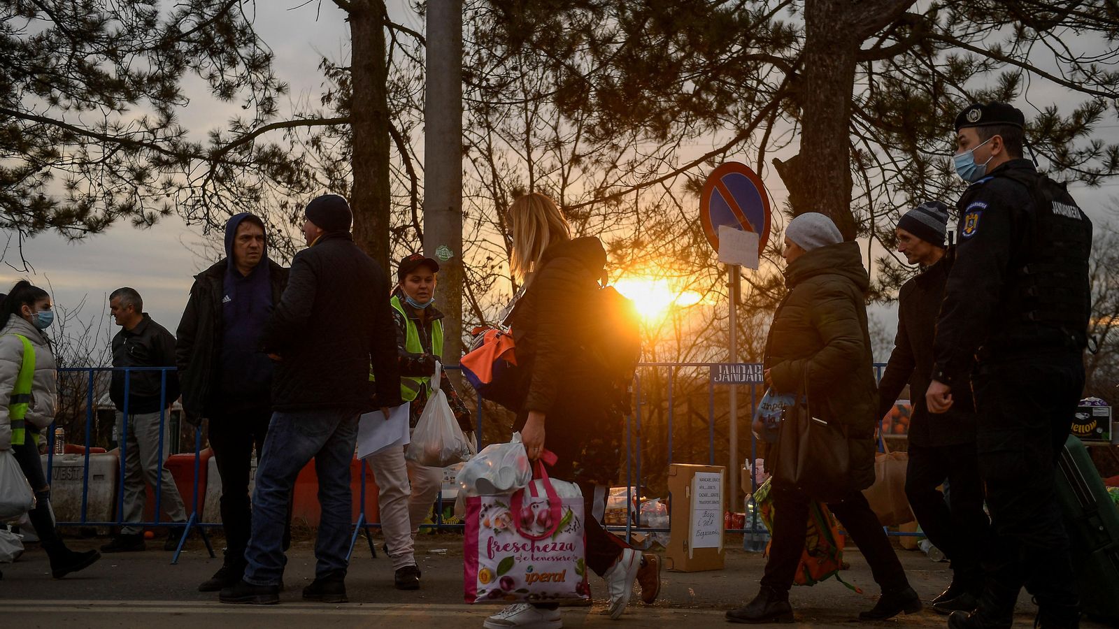 Persones refugiades travessen la frontera entre Ucraïna i Romania aquest divendres 25 de febrer Persones refugiades travessen la frontera entre Ucraïna i Romania aquest divendres 25 de febrer