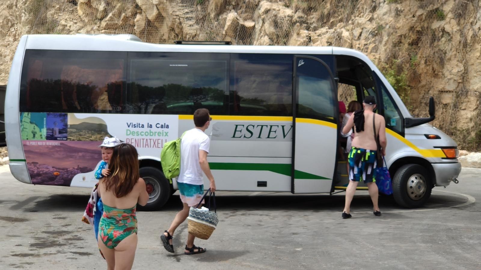 Banyistes agafen l'autobús llançadora