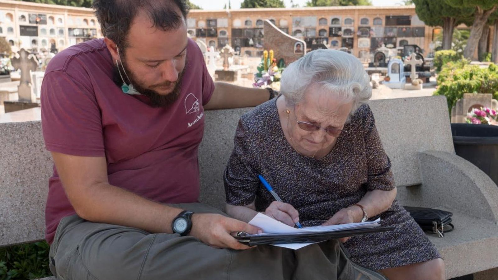 L’arqueòleg Alex Calpe entrevista una de les familiars de les víctimes de la fossa 111