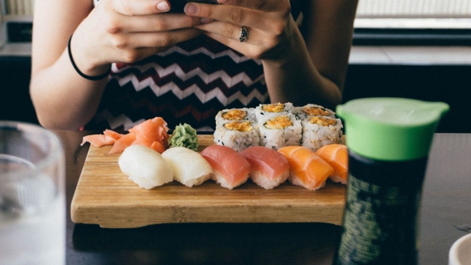 El sushi s'elabora generalment amb peix o marisc cru.