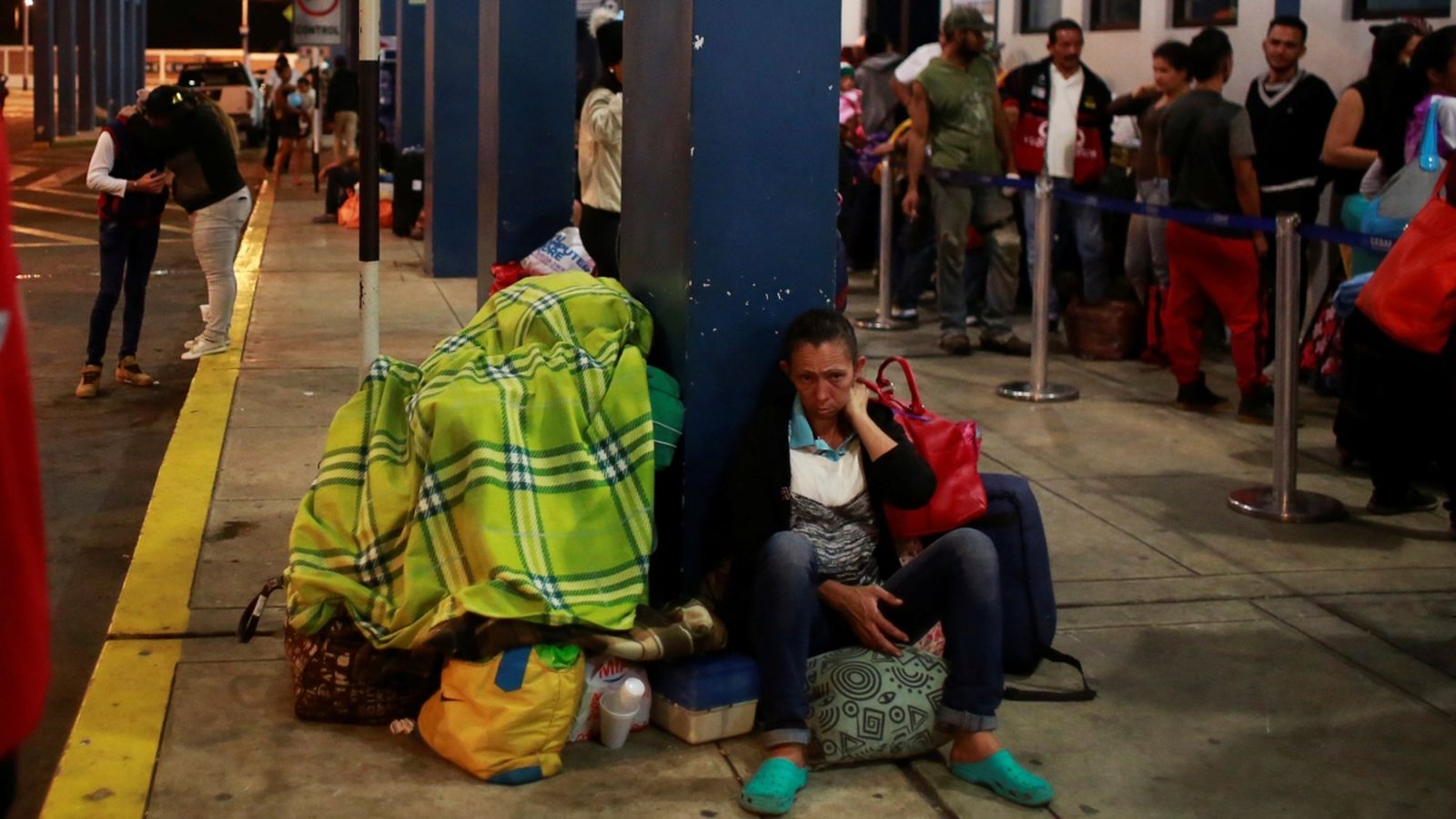 Migrants veneçolans esperen al lloc fornterer de Tumbes per a entrar al Perú