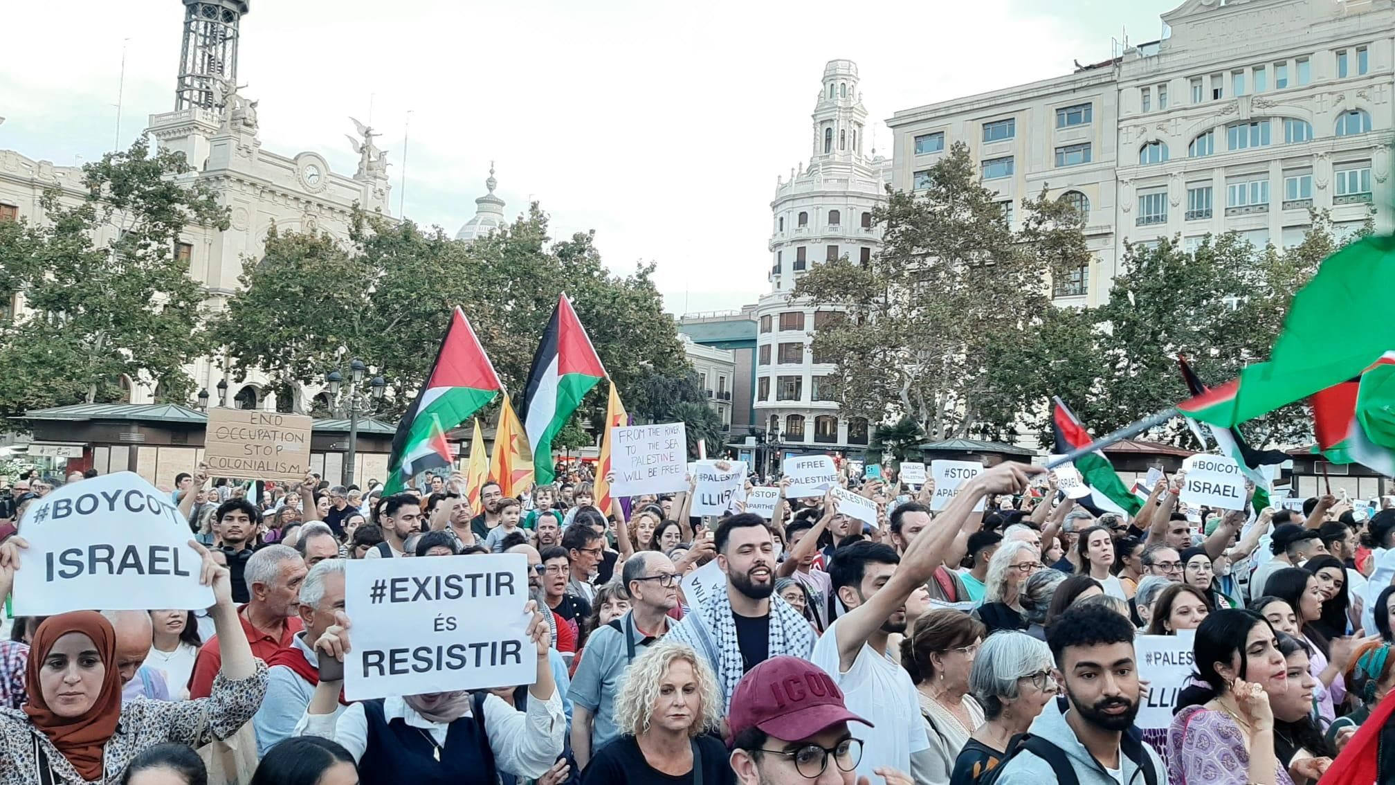 Manifestants a València demanen que pare l'escalada de violència Manifestants a València demanen que pare l'escalada de violència