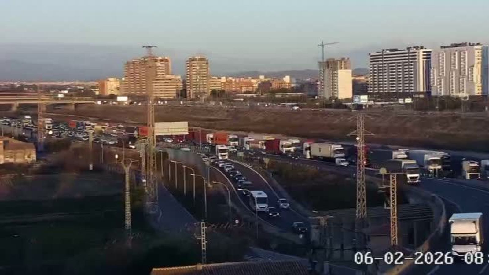 La V-30, al fons, col·lapsada de camions en sentit al port de València