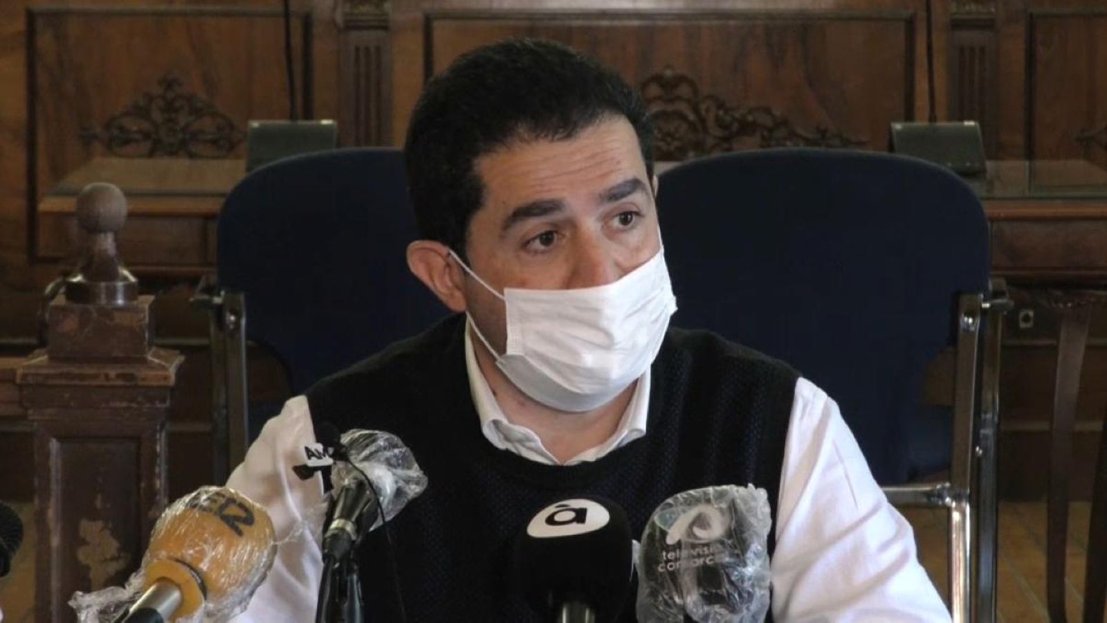 L'alcalde socialista d'Alcoi, Toni Francés, aquest dilluns en roda de premsa