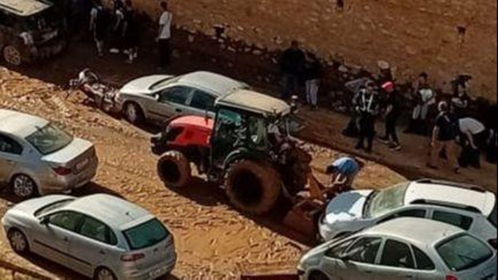Tractor en una de les zones afectades per la dana