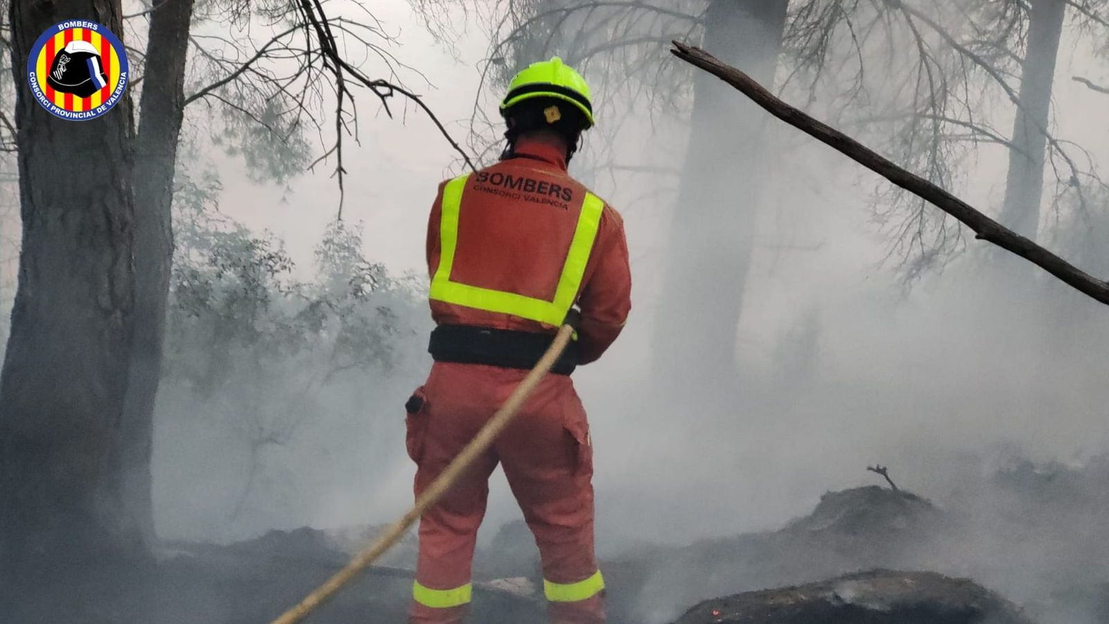 Actuació d'un bomber a l'incendi