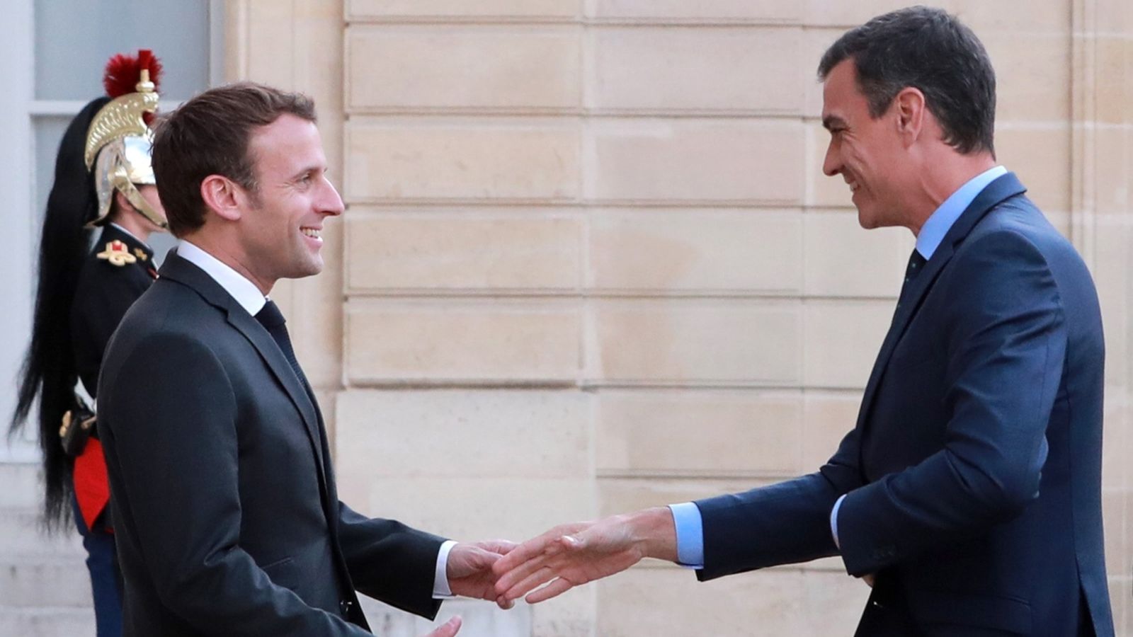 El president del govern espanyol en funcions, Pedro Sánchez (dreta), saluda el president francés, Emmanuel Macron