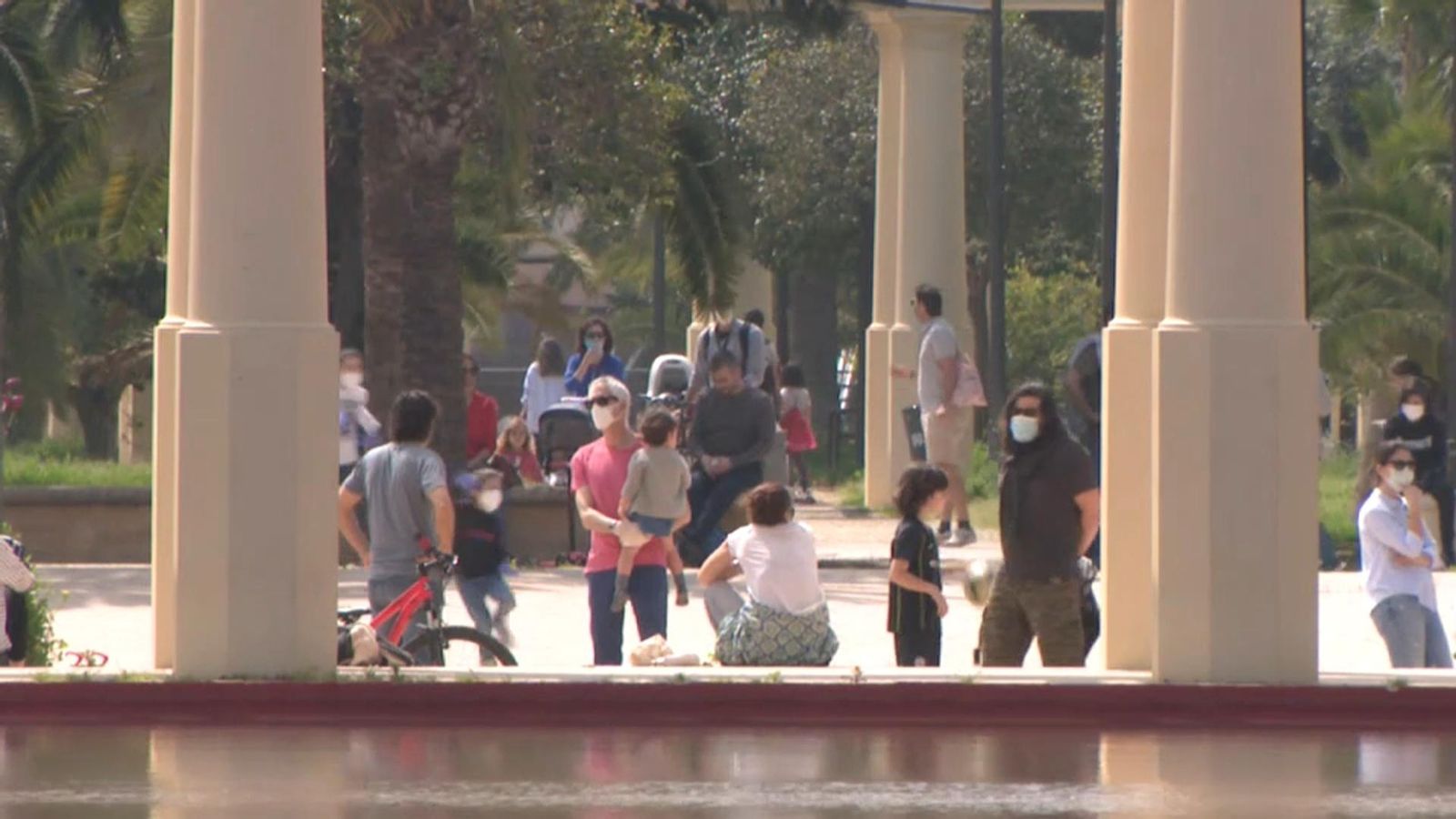 València manté oberts els parcs però reforça el control policial