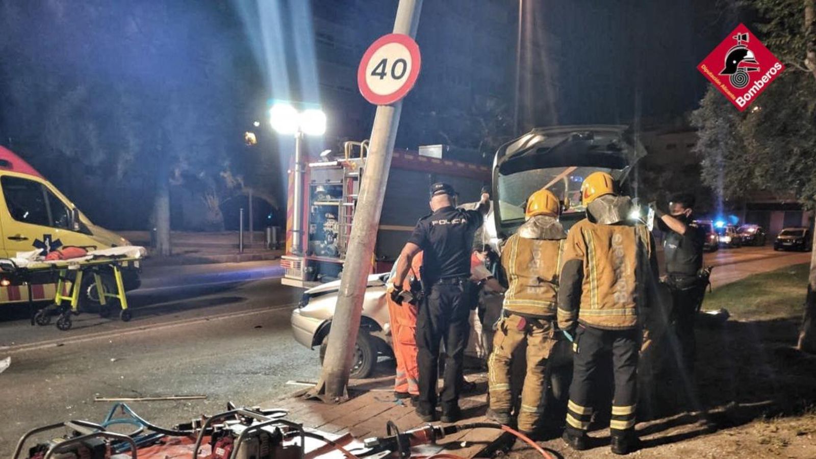 Bombers i policia local durant l'operació de rescat