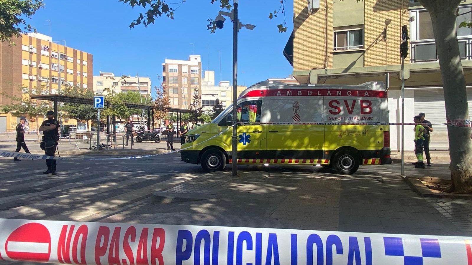 En imatge, el cordó policial i sanitari activat al tiroteig de Xirivella