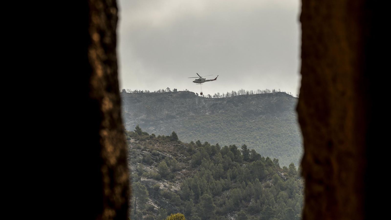 Un dels mitjans aeris que ha participat en les tasques d'extinció de l'incendi declarat a Calles Un dels mitjans aeris que ha participat en les tasques d'extinció de l'incendi declarat a Calles