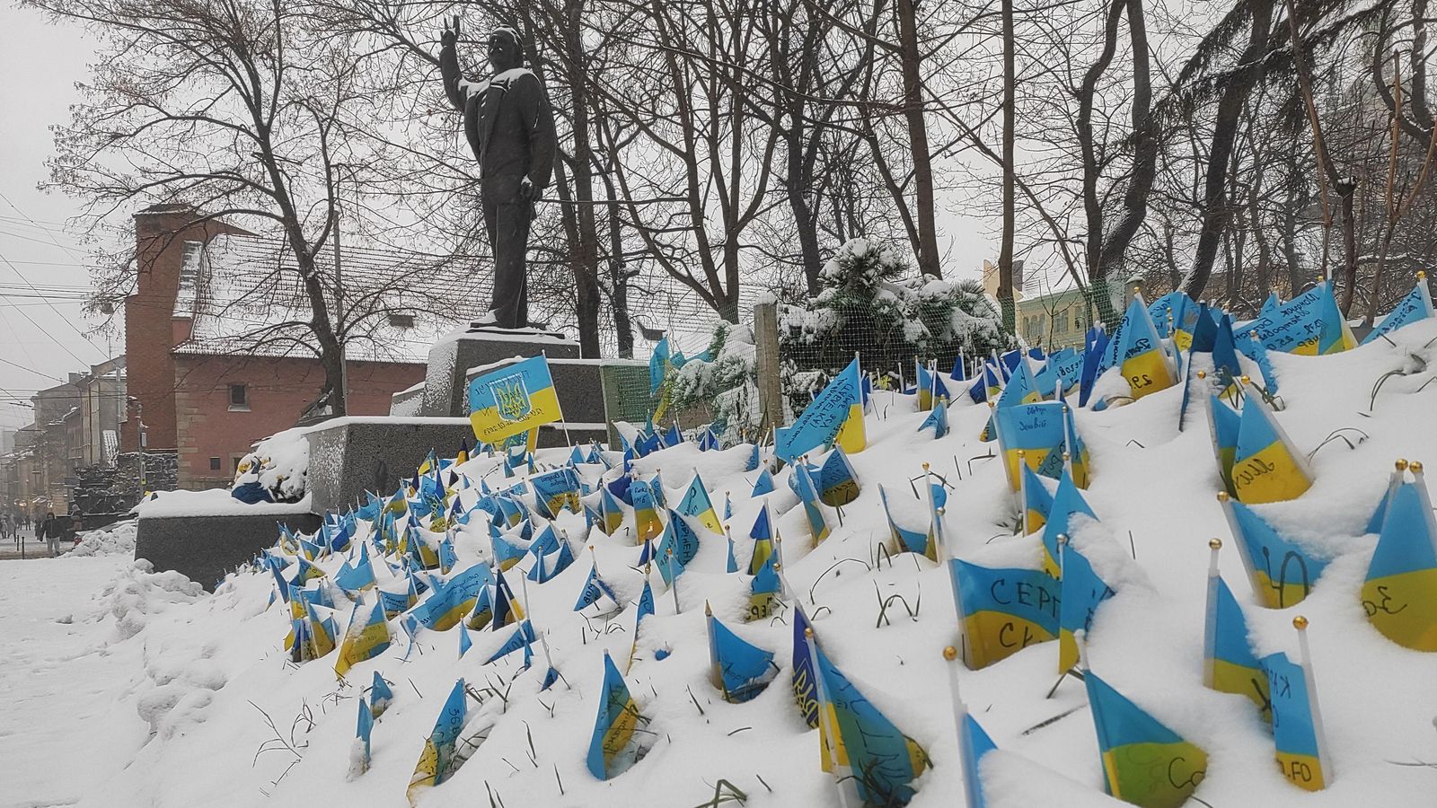 La neu cobreix un memorial a soldats caidos a Lviv, Ucraïna