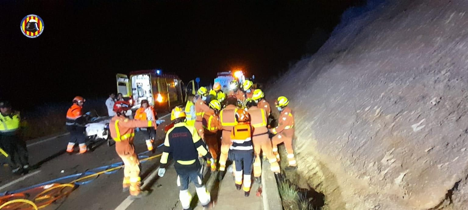Bombers de Xàtiva, Navarrés i Alzira rescaten un conductor atrapat