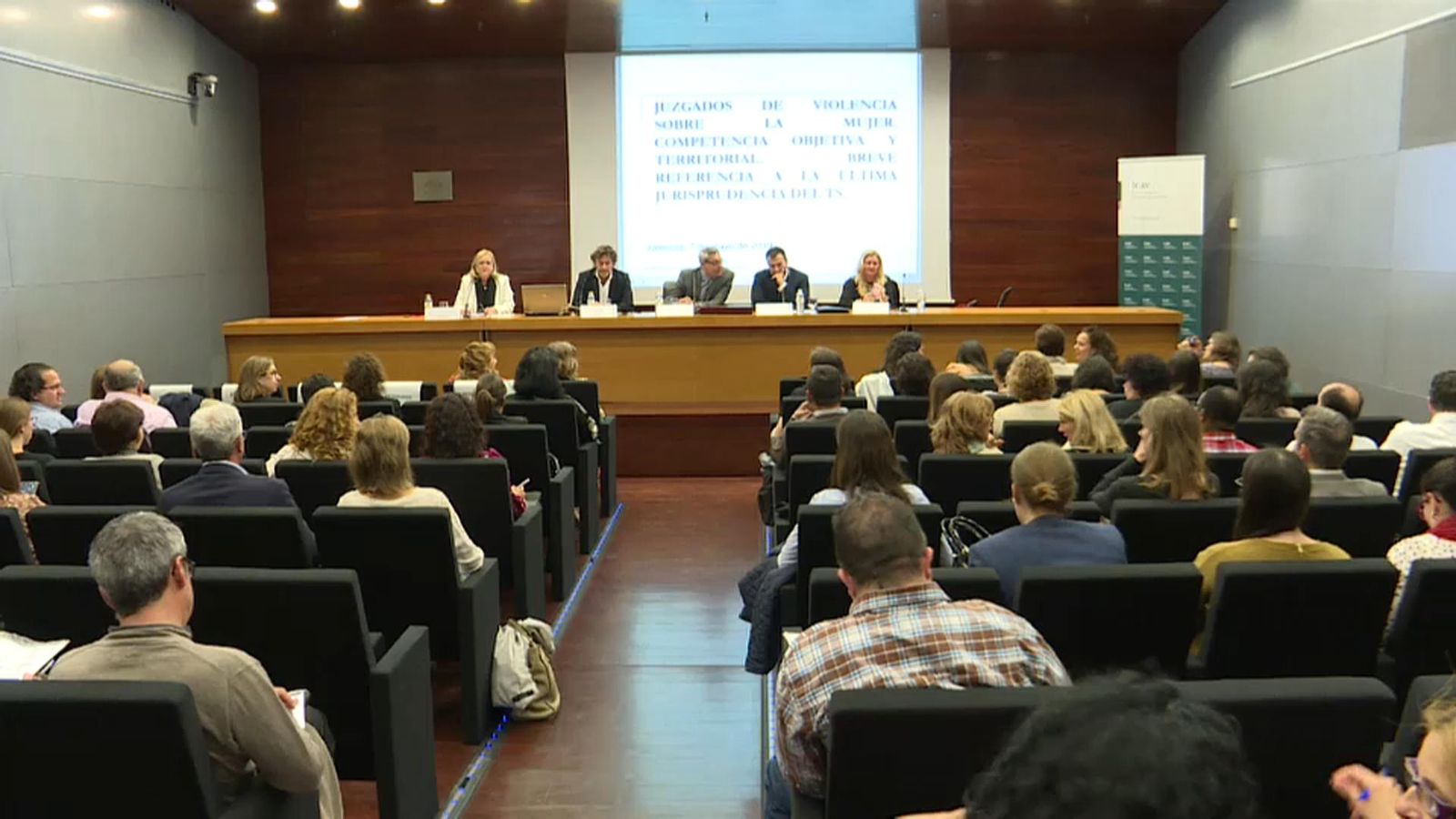 Desenes d\'advocats i advocades es formen en violència de gènere a València