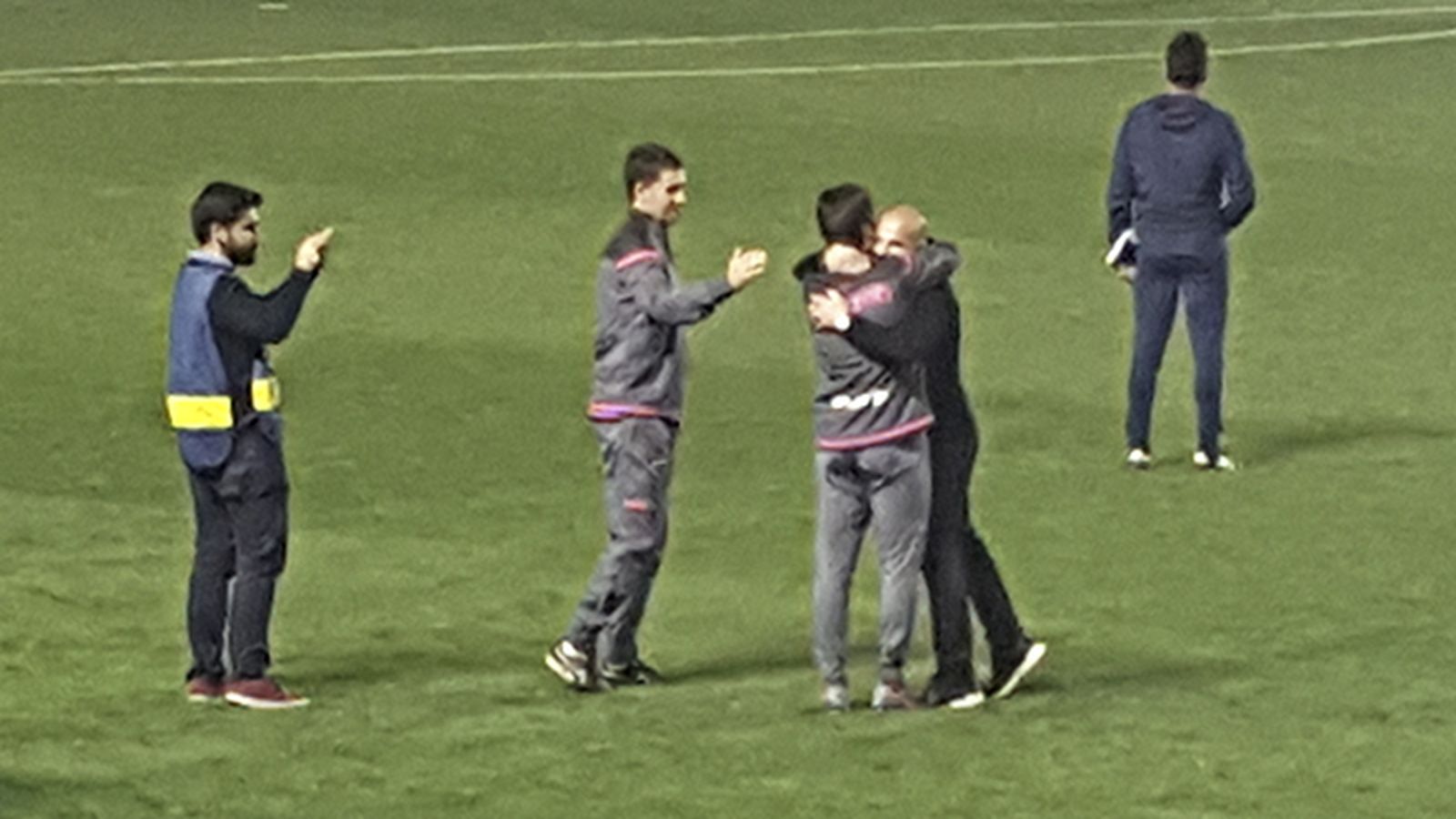 Paco López abraçant el fisioterapeuta del Llevant, José Baixauli a la fi del duel contra el Sevilla