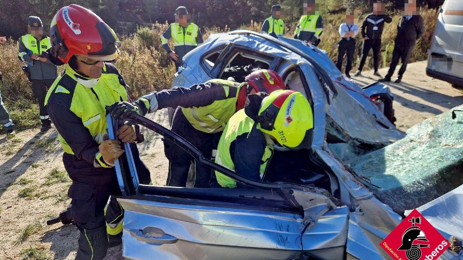 Efectius de bombers inspeccions el vehicle sinistrat