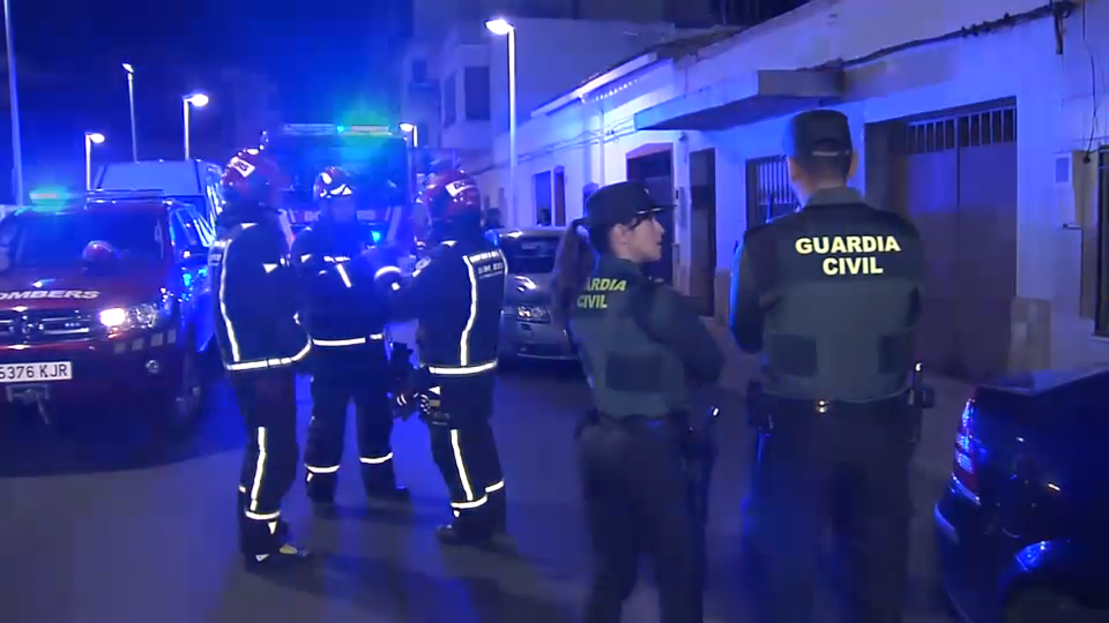 Efectius de bombers i Guàrdia Civil en el lloc dels fets