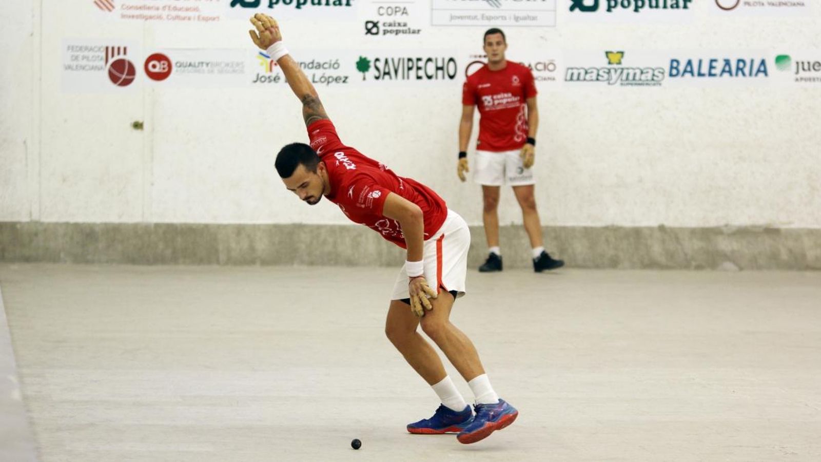 Roberto, en primer pla, es disposa a raspar la pilota.