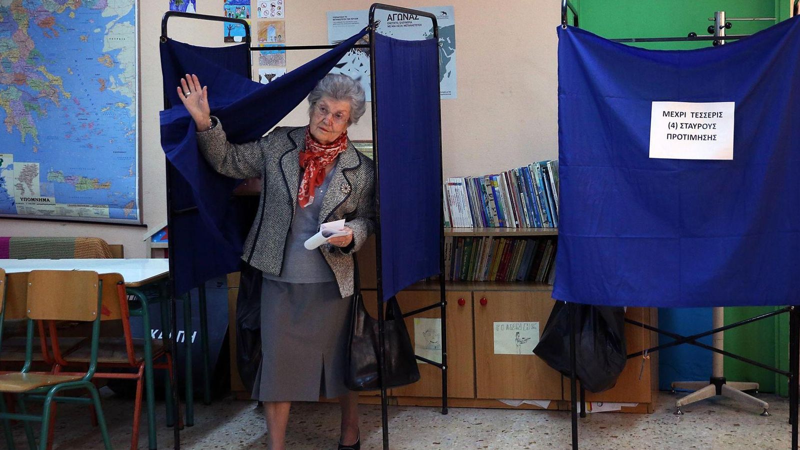 Una dona vota en un col·legi electoral a Atenes durant les eleccions generals del 21 de maig
