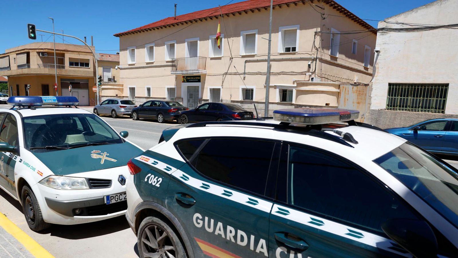 Diversos vehicles de la Guàrdia Civil aparcats davant la caserna de la Guàrdia Civil de Dolores, on van trobar el cos sense vida de les tres víctimes mortals