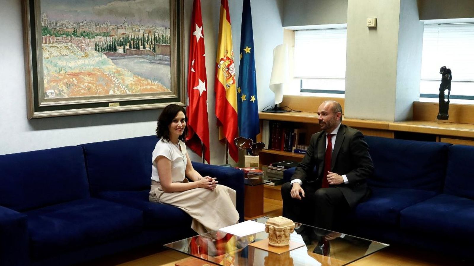 La candidata del PP, Isabel Díaz Ayuso, junt amb el president de l'Assemblea, Juan Trinidad, aquest dimarts