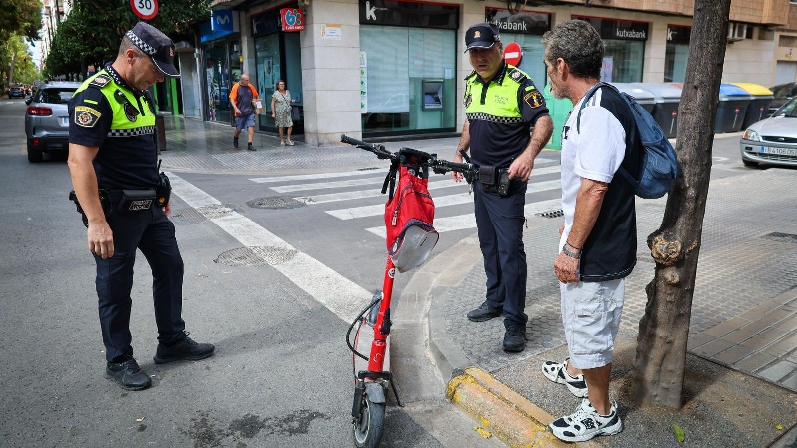 Control de patinets per la Policia Local a Torrent en una imatge d'arxiu
