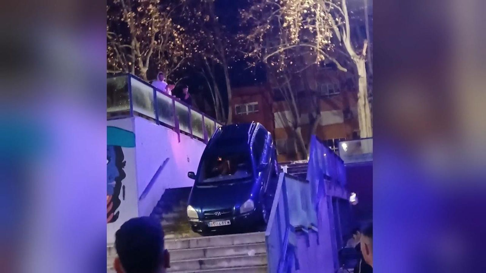 El conductor mentre baixava les escales amb el cotxe Un conductor fa abaixar un cotxe per unes escales a Xàtiva