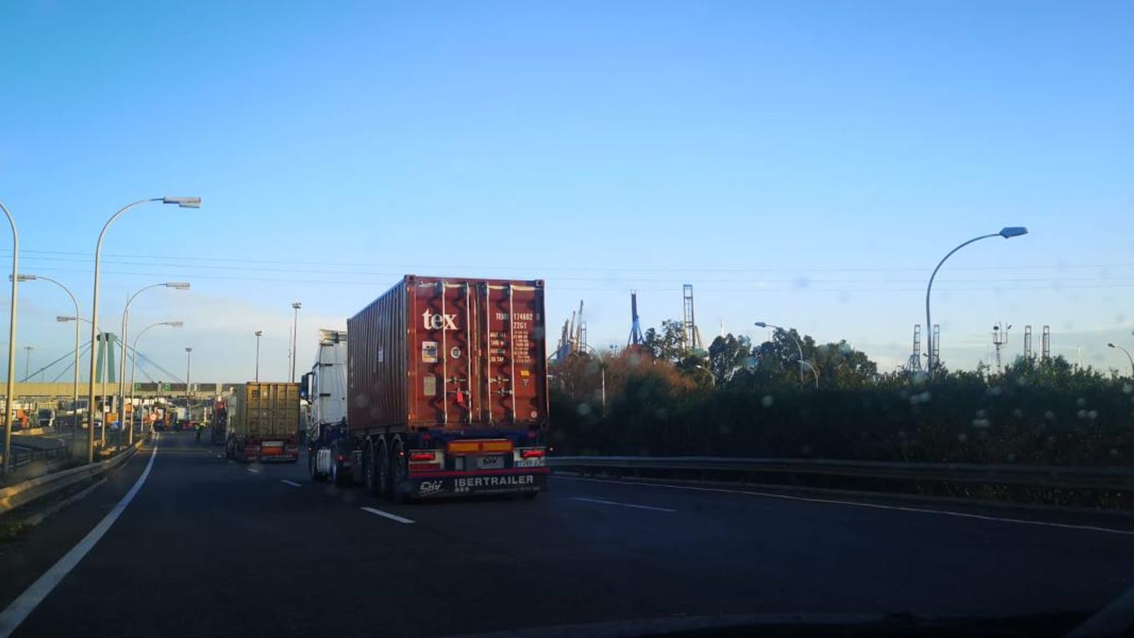 Camions en l'accés al port de València