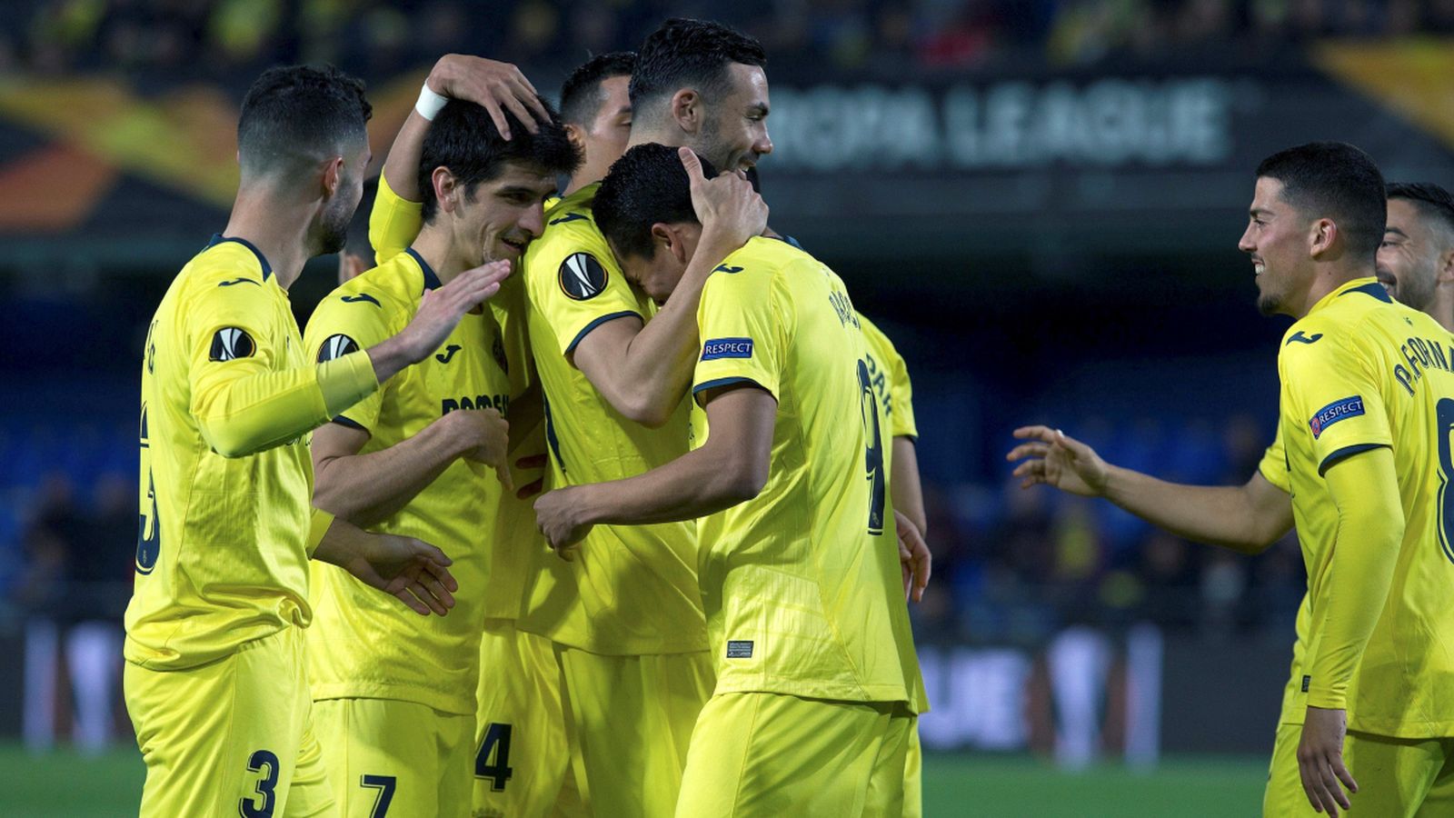 Carlos Bacca, felicitat pels seus companys després de marcar el 2-0 contra el Zenit. Efe