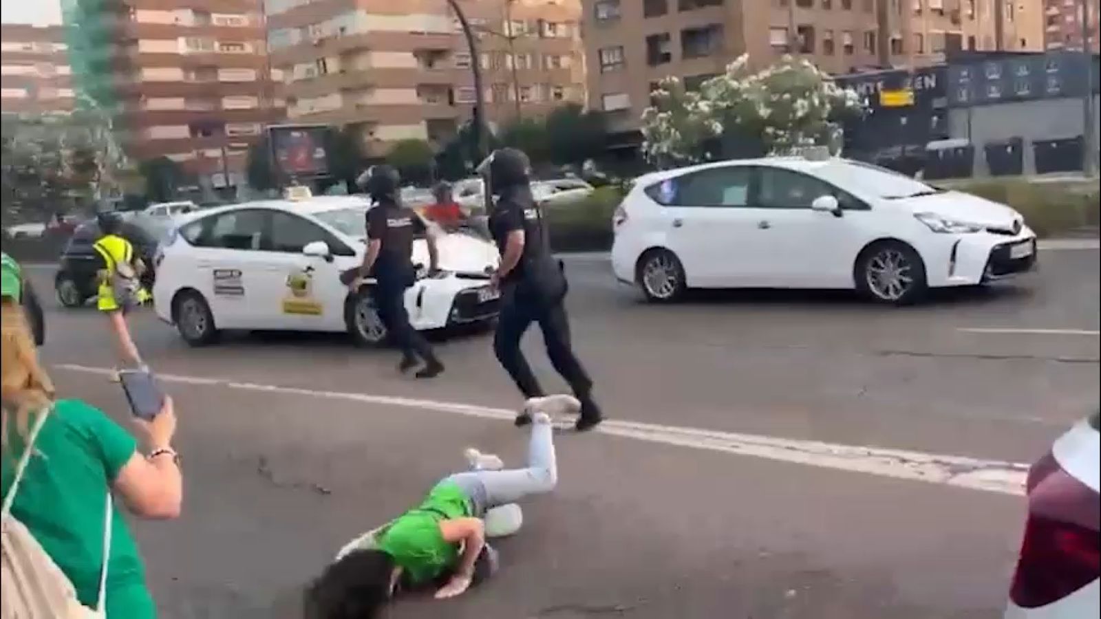 La docent al terra després de l'agressió de l'agent de la Policia Nacional