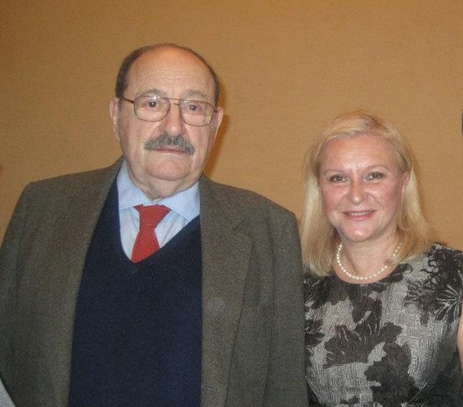 Umberto Eco i Lucrecia Escudero en el 80 aniversari del semiòleg