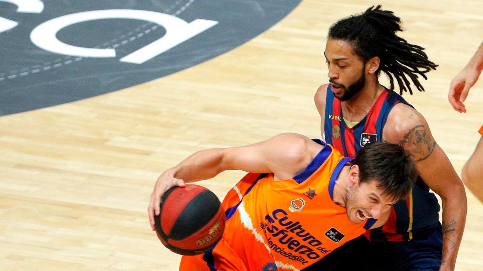 Sam Van Rossom, defensat per l’escorta estatunidenc Pierriá Henry