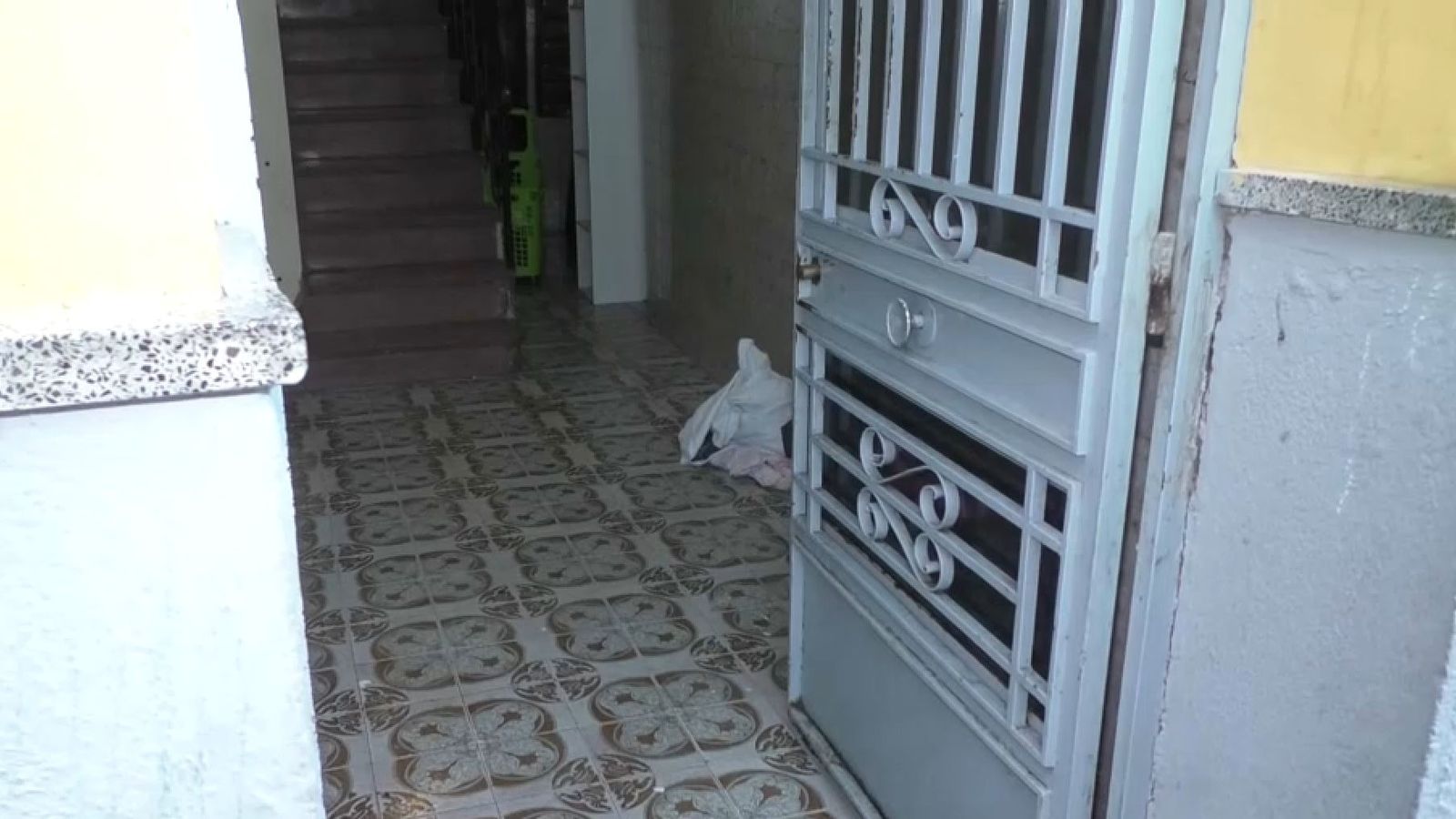 Portal d'Alcoi on ha donat a llum la dona i on estaven els llançols amb que han cobert inicialment la menuda