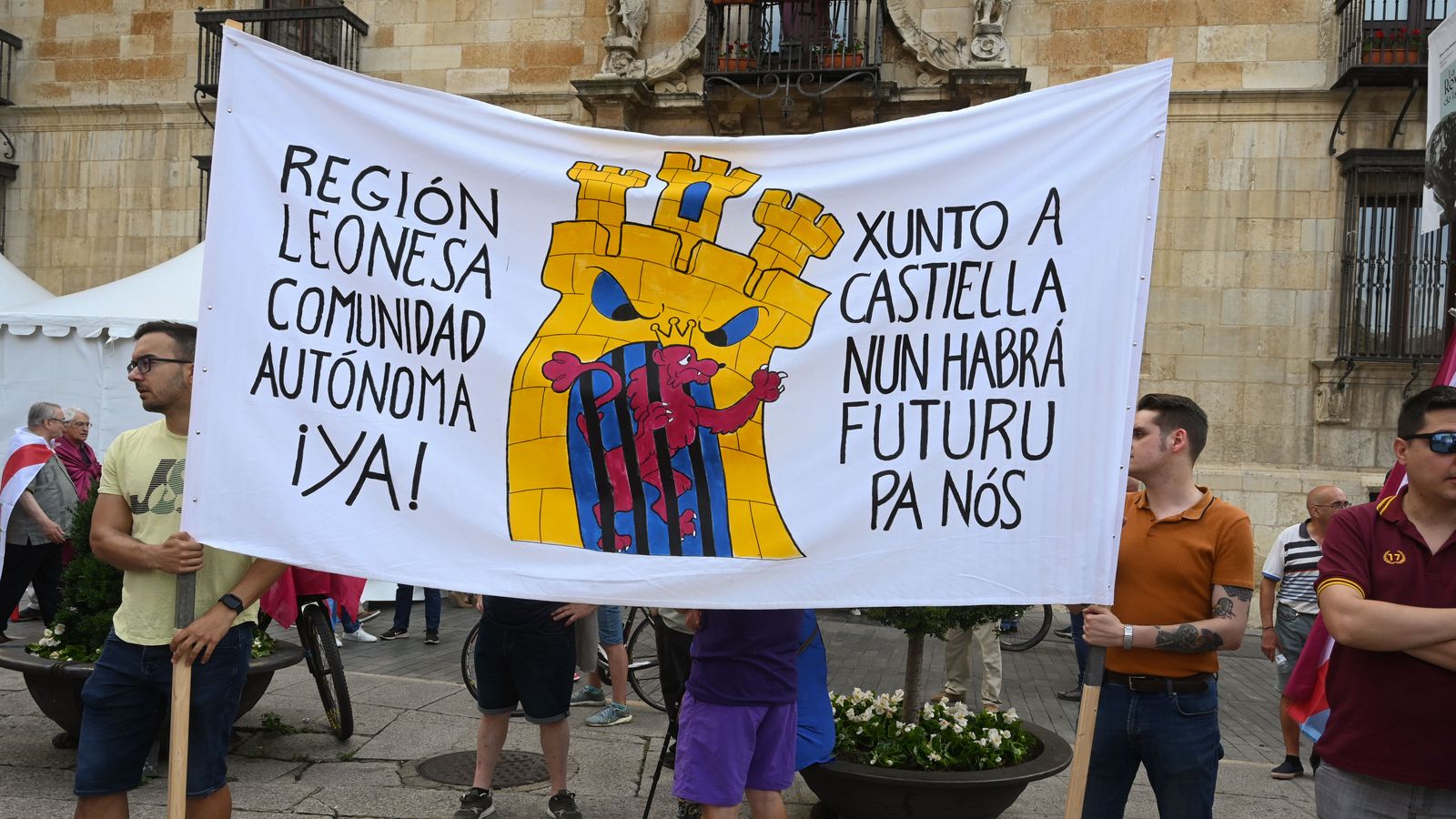 Concentració en suport de la declaració de l'autonomia lleonesa davant la seu de la Diputació de Lleó