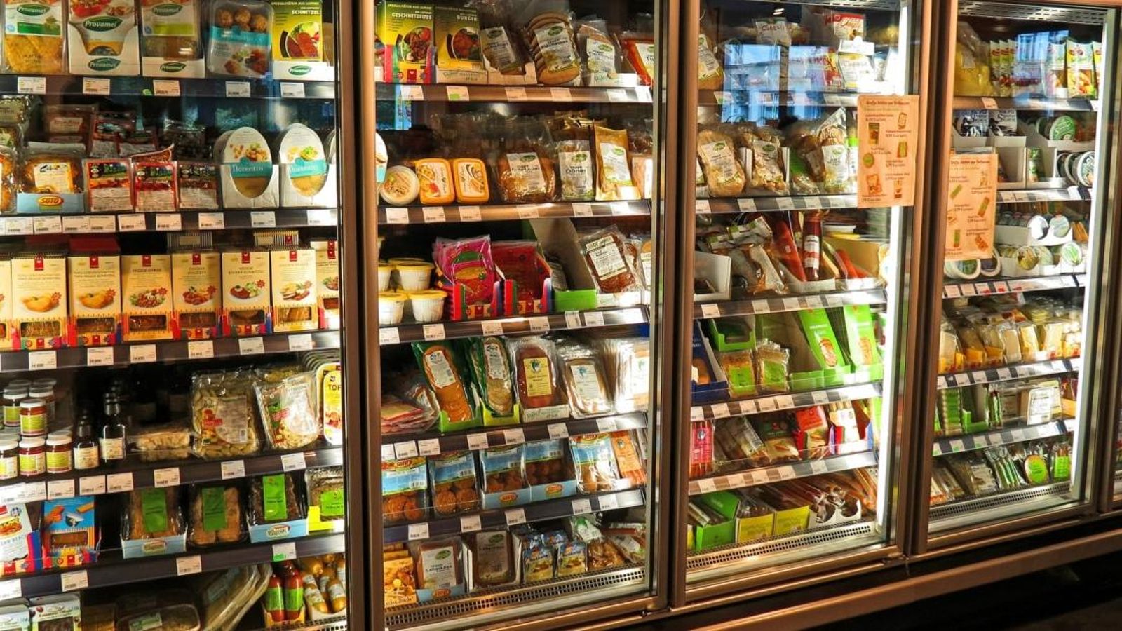Dietistes i nutricionistes adverteixen que el 60% dels productes de la cistella de la compra són processats i envasats