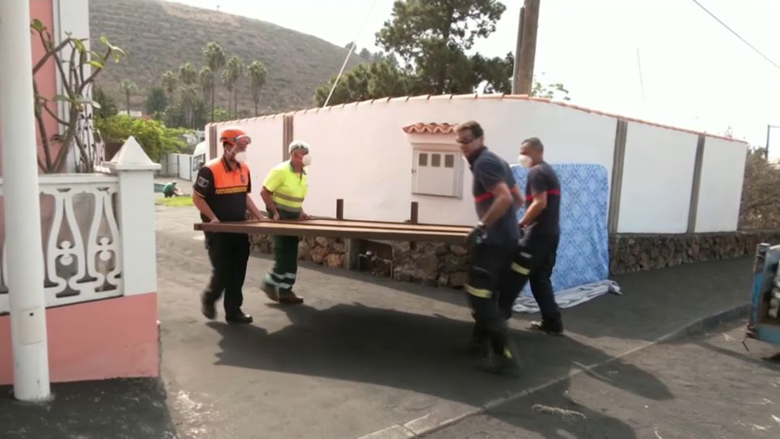 Els bombers a La Palma ajuden les persones a traure de casa les seues propietats
