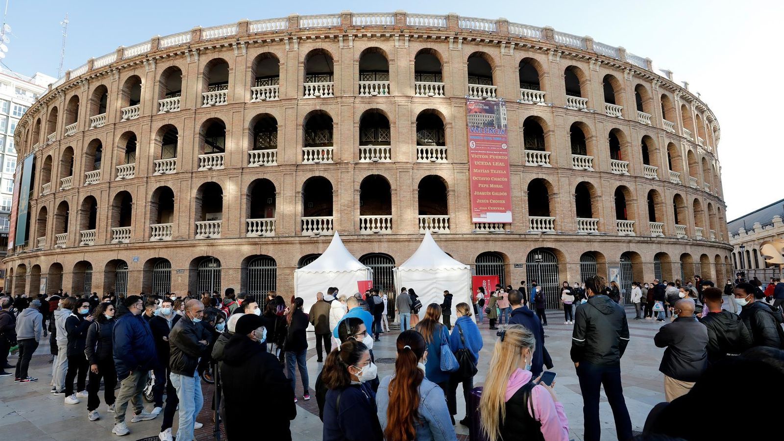 Desenes de persones fan cua en un el punt de vacunació habilitat a València amb motiu del Black Friday