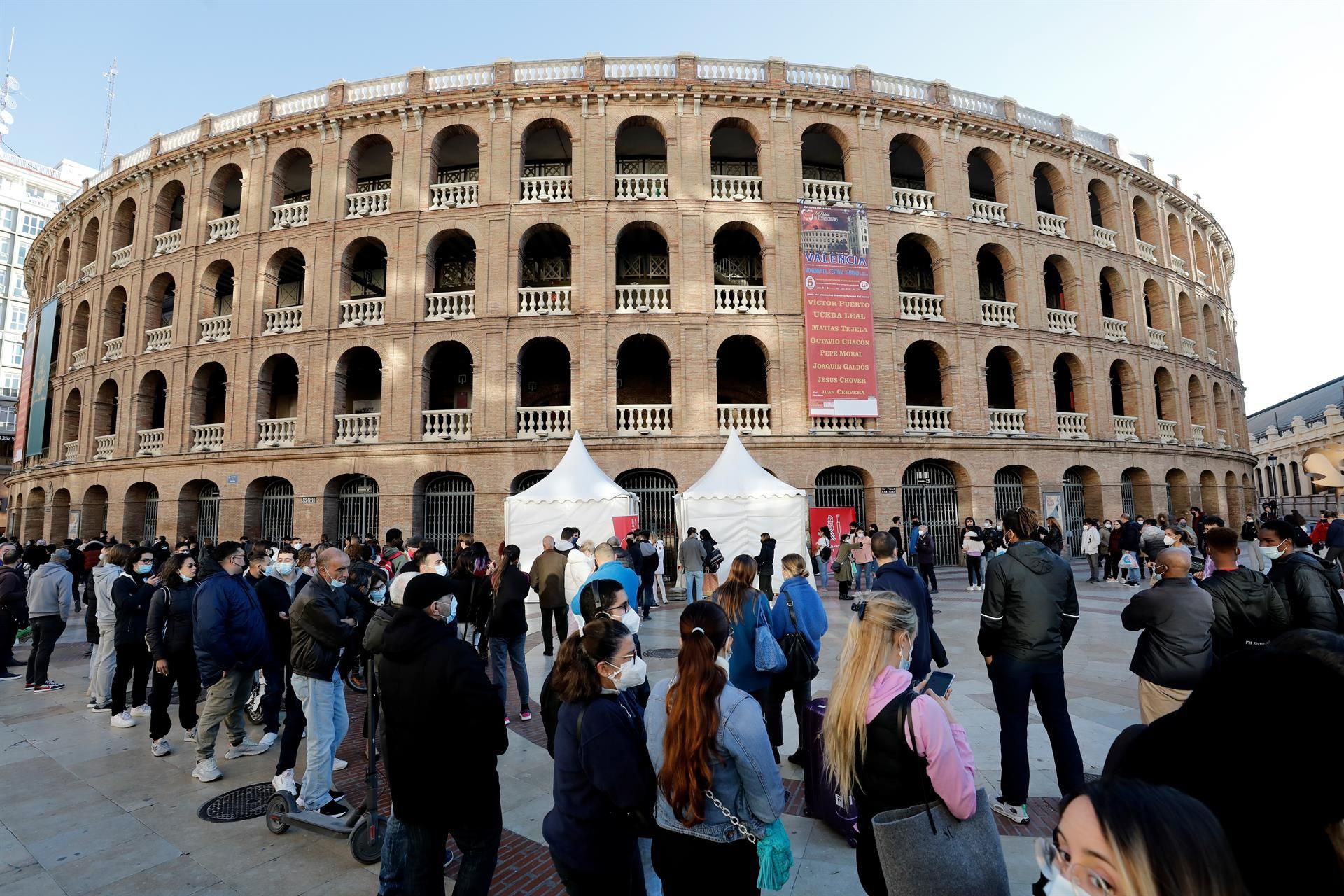 Desenes de persones fan cua en un el punt de vacunació habilitat a València amb motiu del Black Friday Desenes de persones fan cua en un el punt de vacunació habilitat a València amb motiu del Black Friday