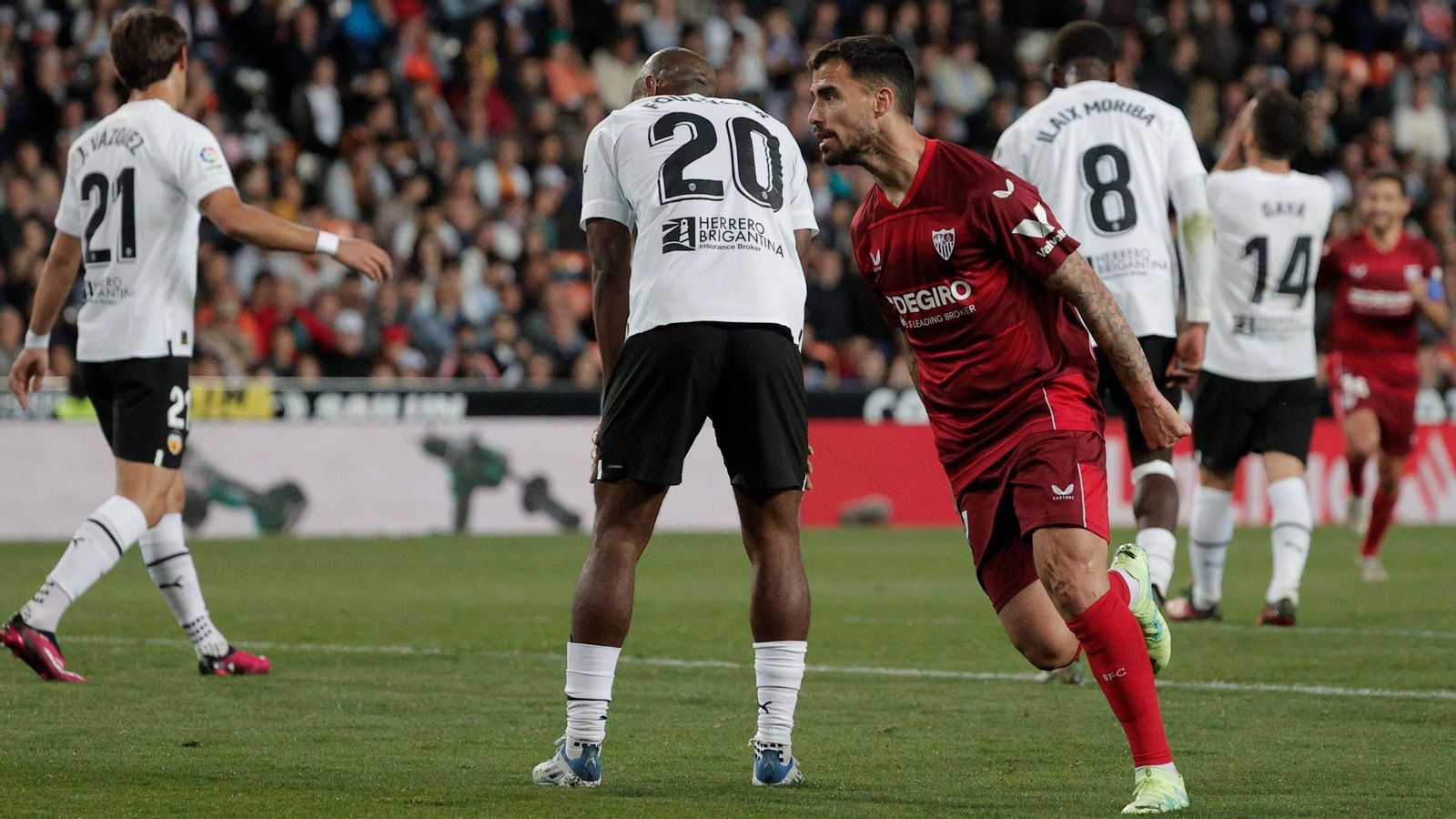 Suso celebra el gol davant la desesperació valencianista