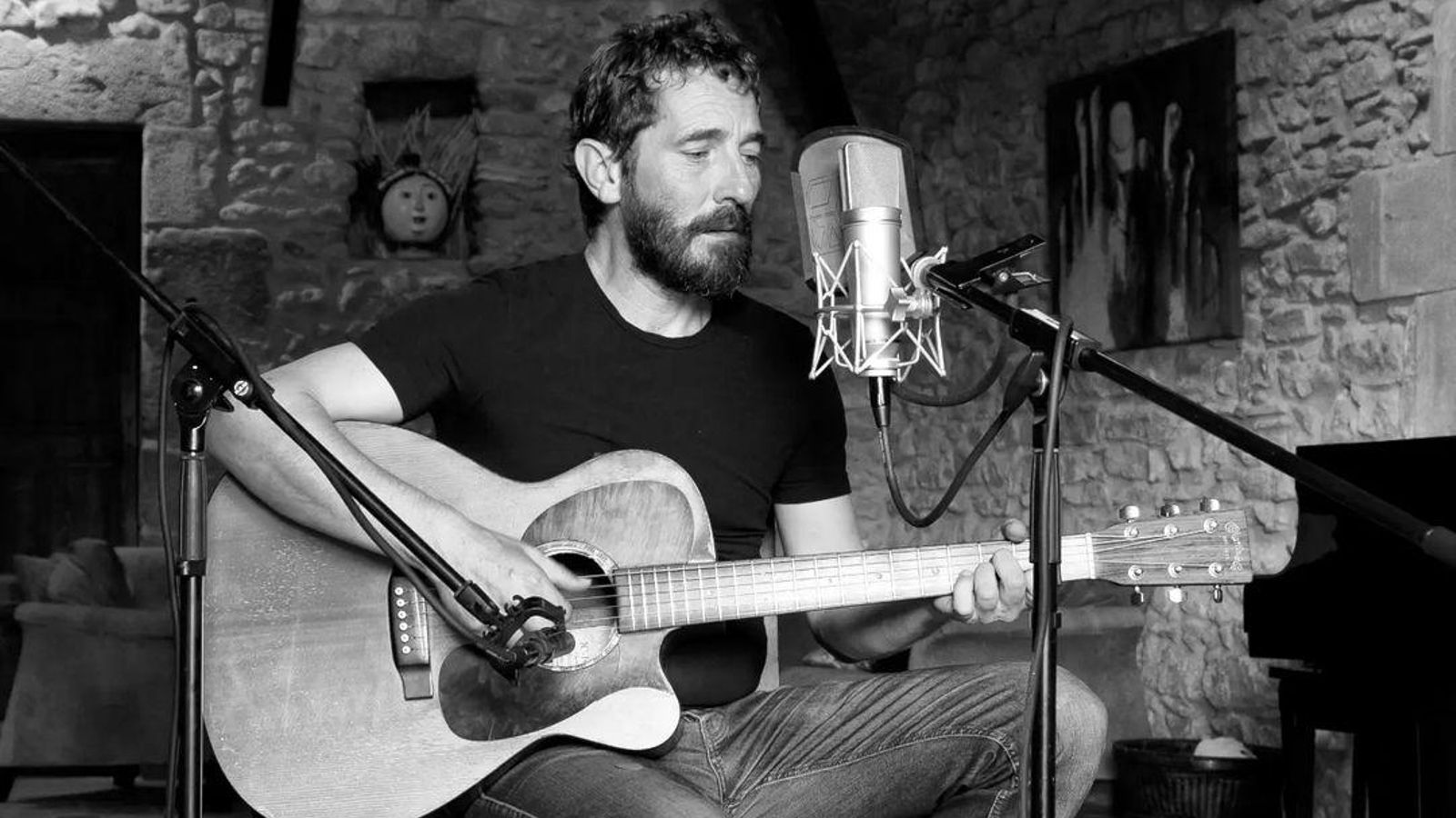 Borja Penalba tocant la guitarra en una instantània per al nou projecte de 'Giròvag' 402166233 6831360386947502 8511057901832643490 n (1)