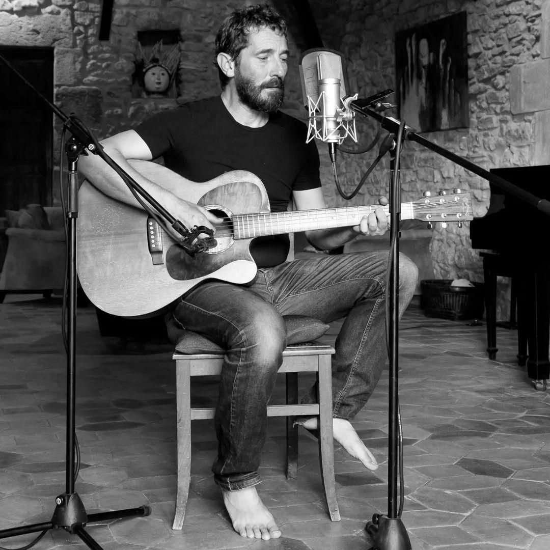 Borja Penalba tocant la guitarra en una instantània per al nou projecte de 'Giròvag' 402166233 6831360386947502 8511057901832643490 n (1)