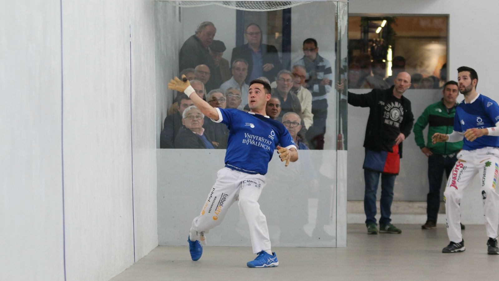 Jesús colpeja de volea durant un moment de la final disputada aquest dissabte a Pelai