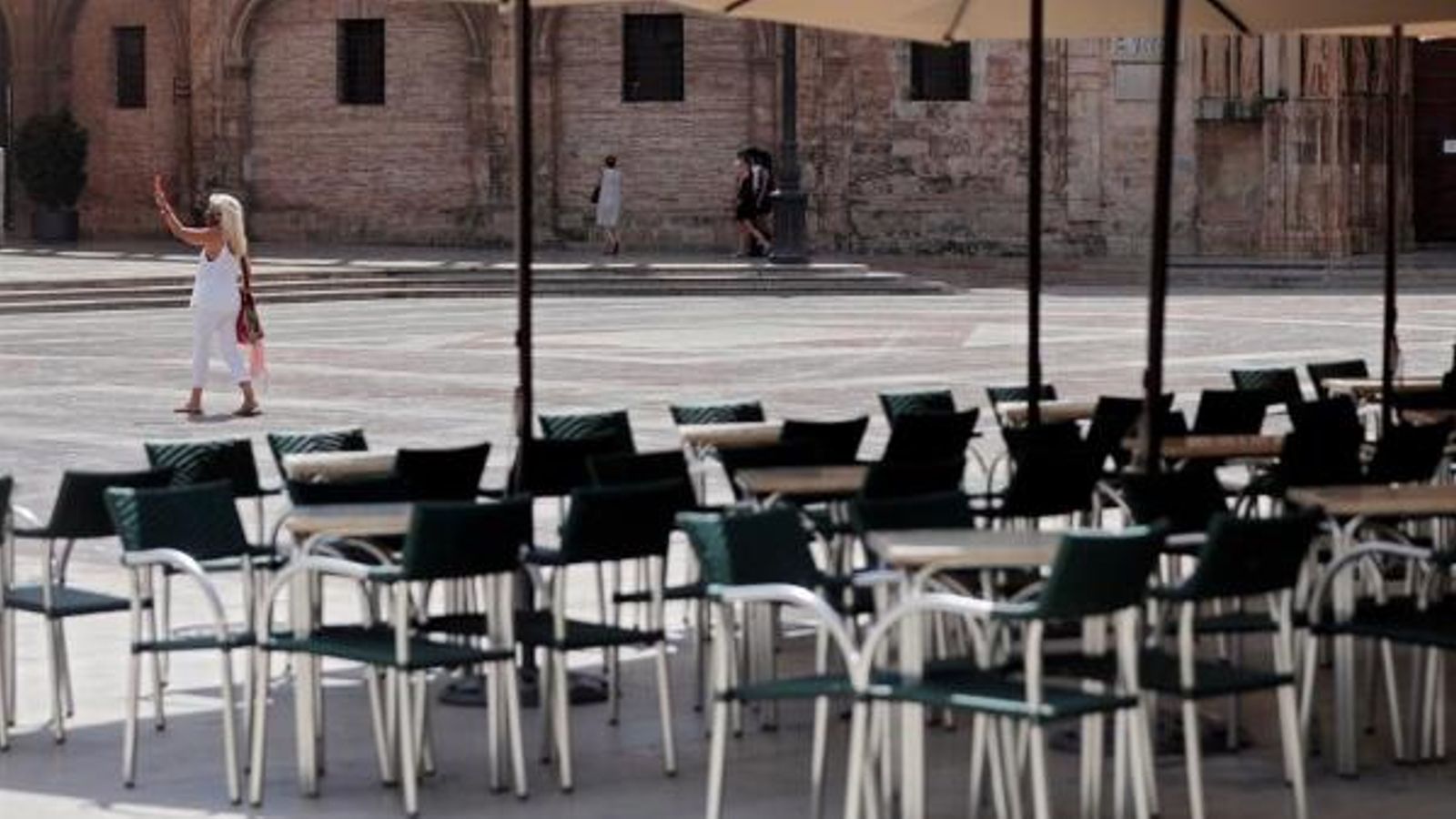 Una terrassa buida a la plaça de la Mare de Déu de València