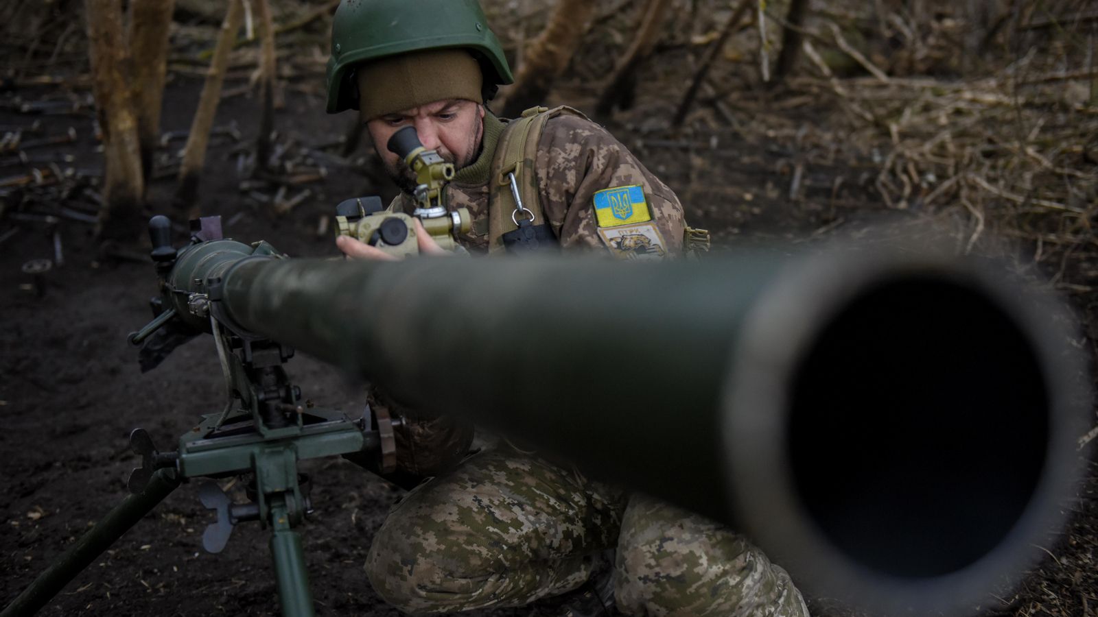 Un soldat ucraïnés posa a punt un llançacoets antitancs a la regió de Donetsk (Ucraïna)