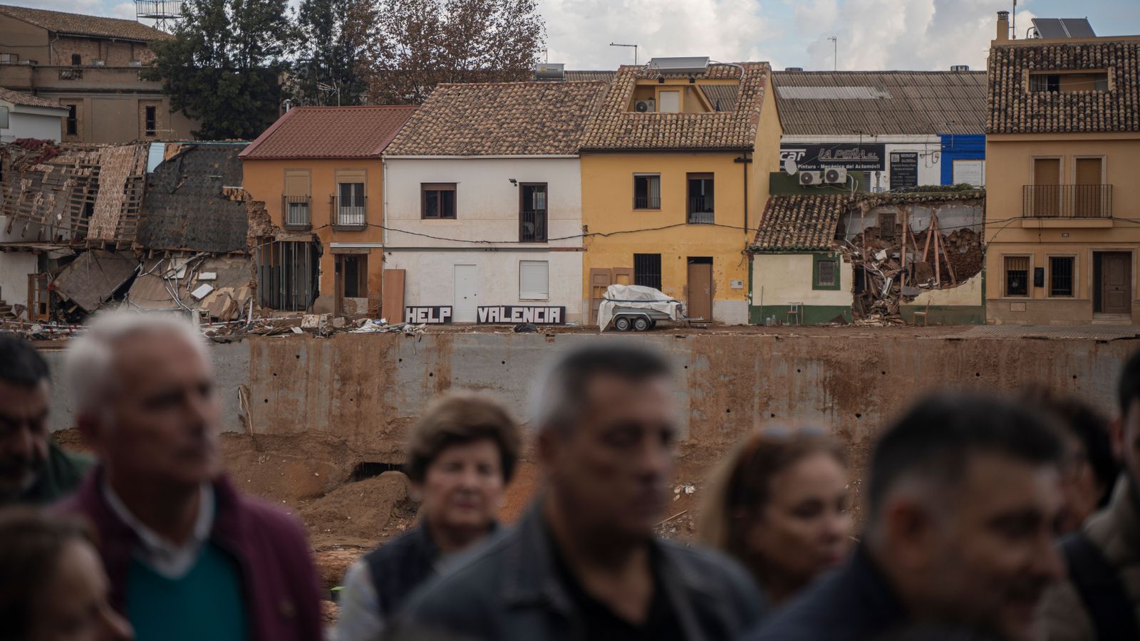 Un grup de veïns davant un dels trams del Poio on s'apre