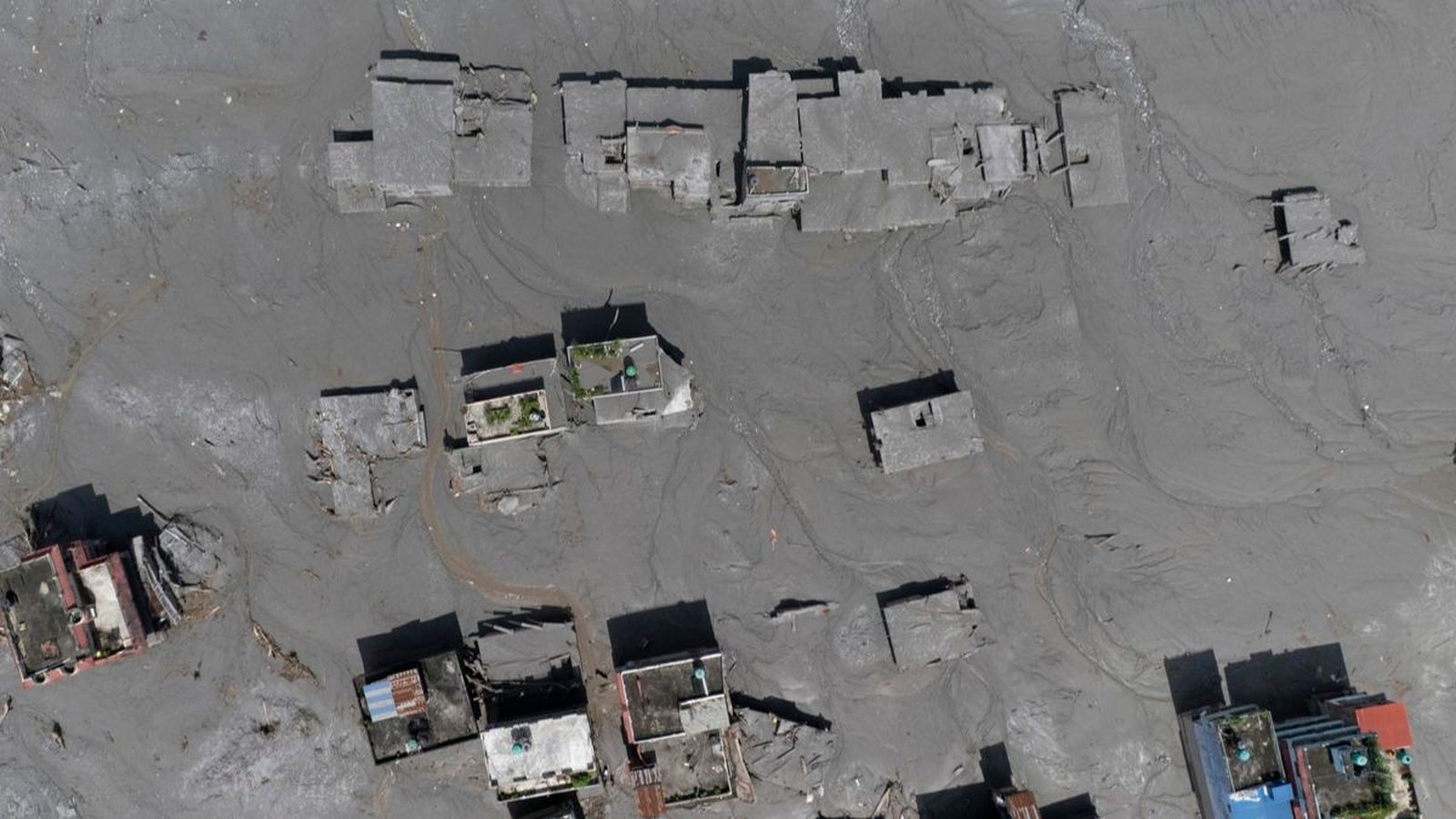 Imatge àeria de la destrucció causada per la riuada de dimecres al Nepal