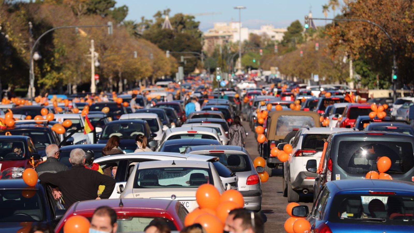 Caravana de vehicles que van protestar el passat diumenge contra la llei Celaá a la ciutat de València