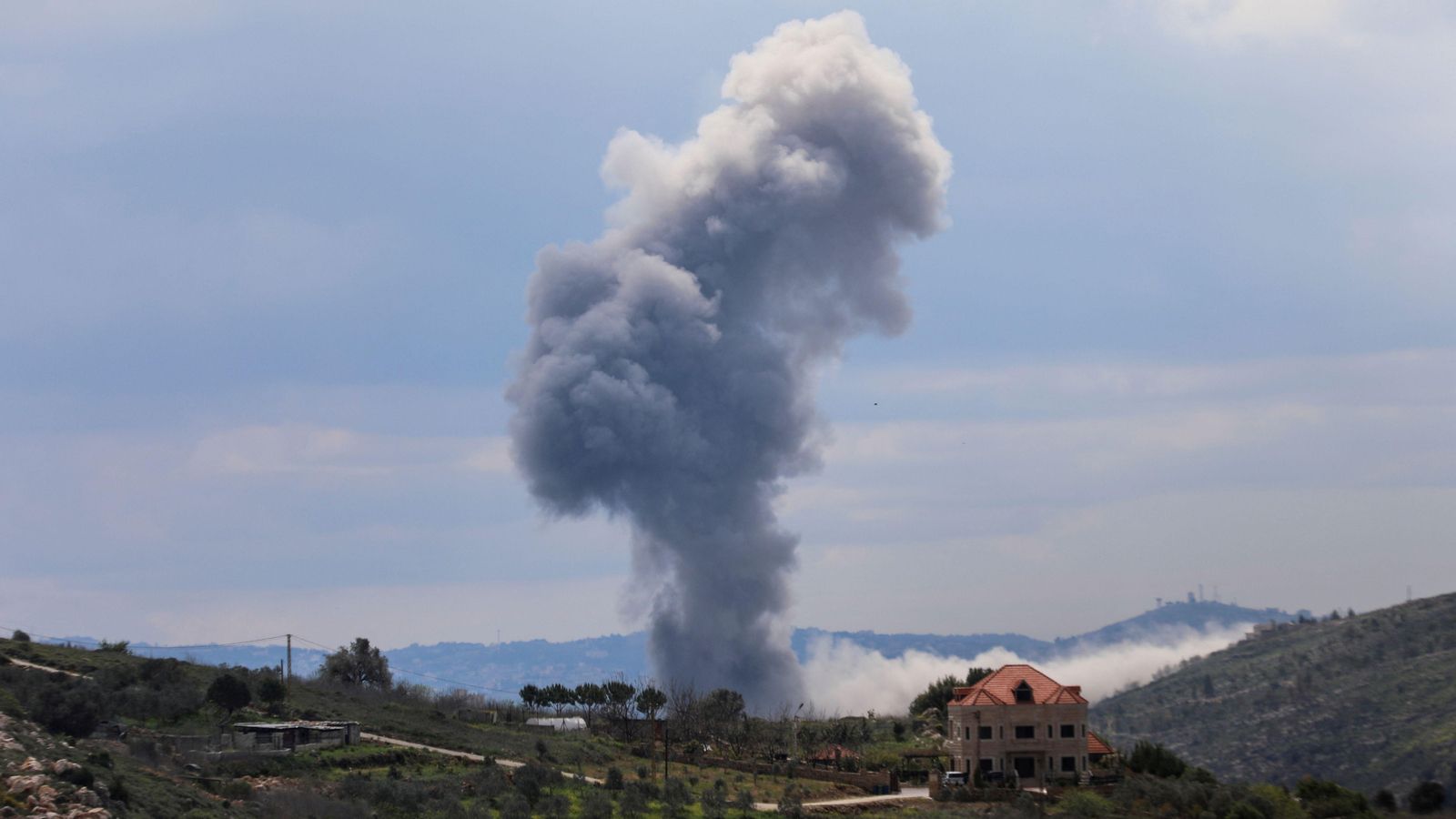 Columna de fum després d'un dels atacs israelians