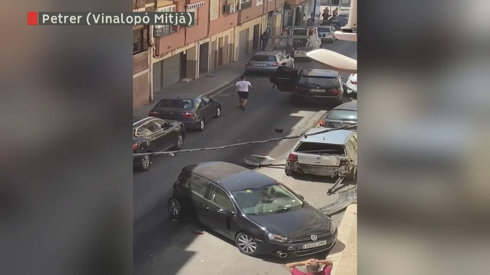 Un cotxe destrossa altres vehicles a Petrer