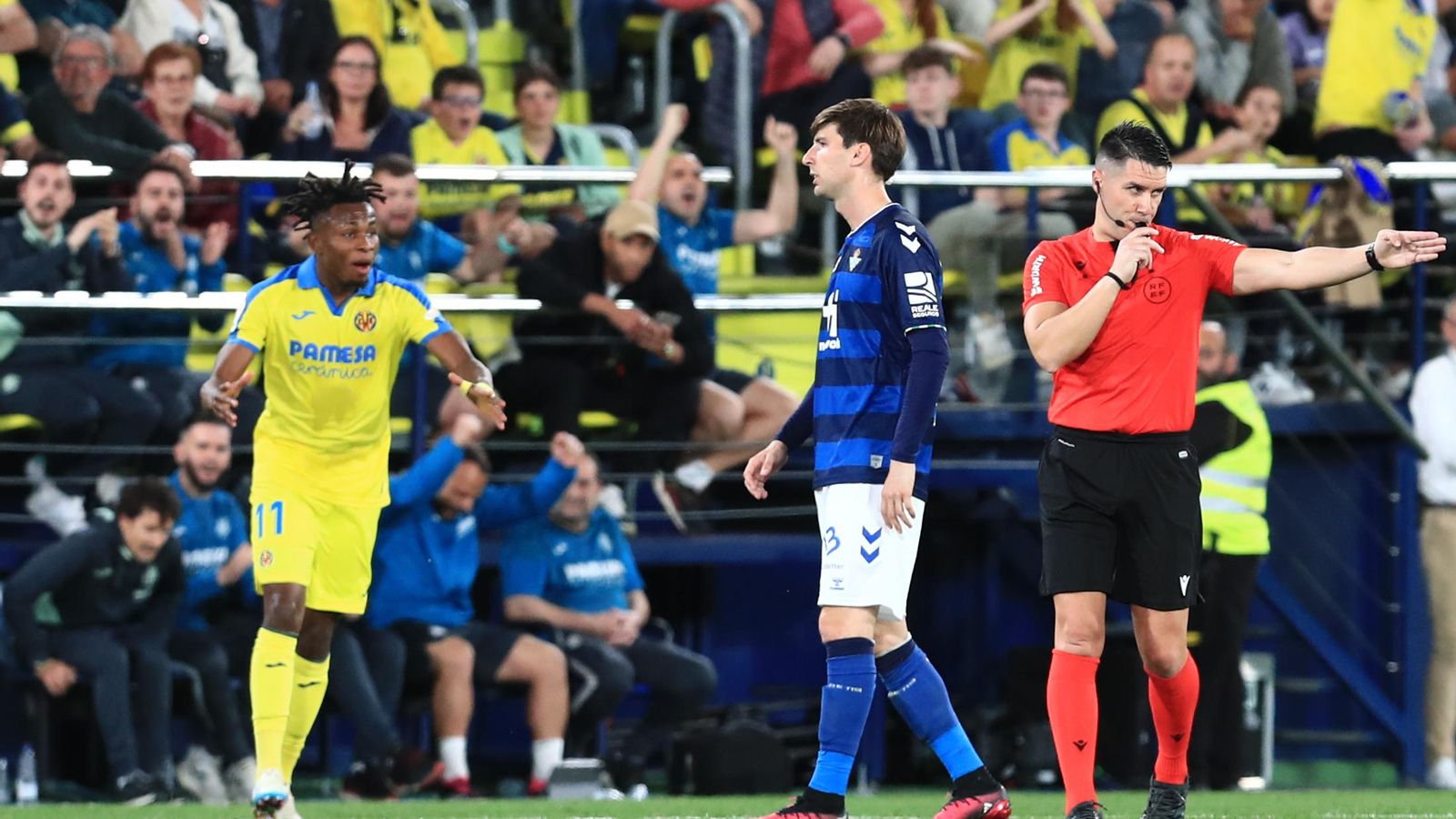 Yéremi Pino celebra el gol després que el VAR li l'atorgara